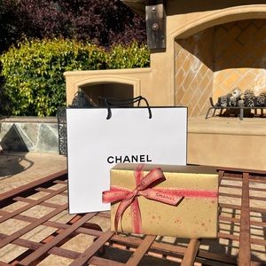 Chanel beauty holiday 2022 gift set makeup bag